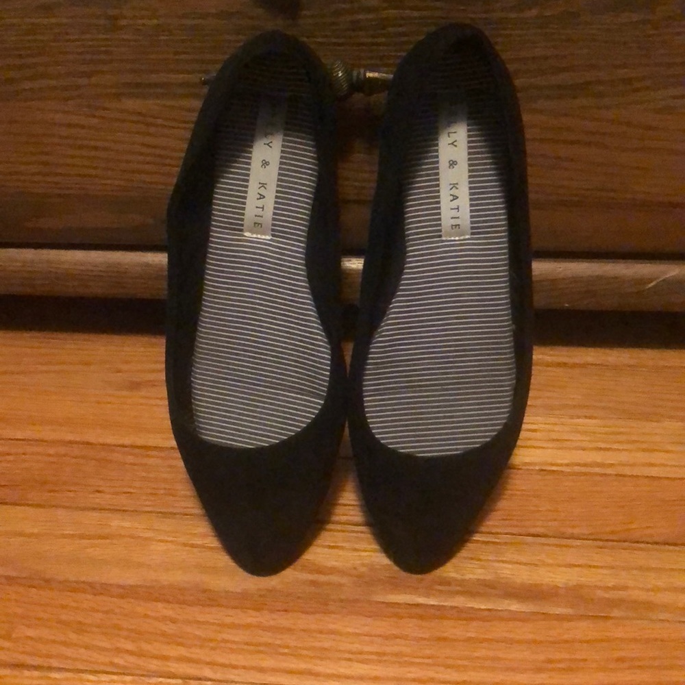 Kelly & Kate 8.5W black flats